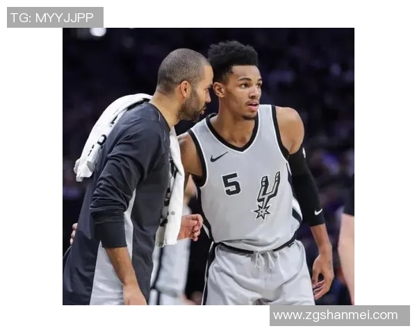 德章泰穆雷带领球队奋勇争先展现出色篮球才华与领导力